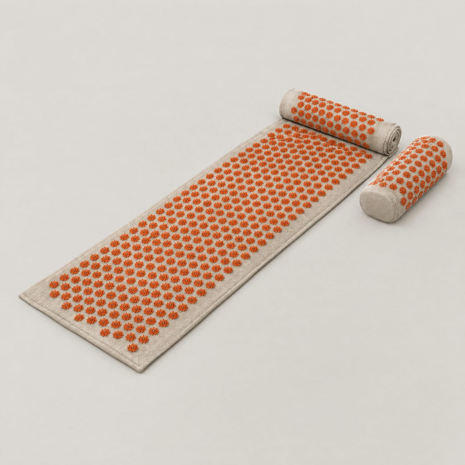 Long tapis d'acupression en lin naturel à rosettes orange, roulé à une extrémité, avec son coussin assorti, sur fond gris clair